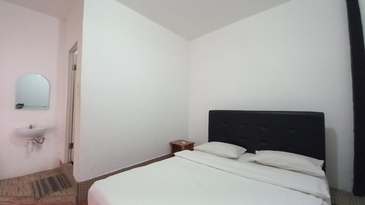 Dc Hotel & Hostel Labuan Bajo Kültér fotó