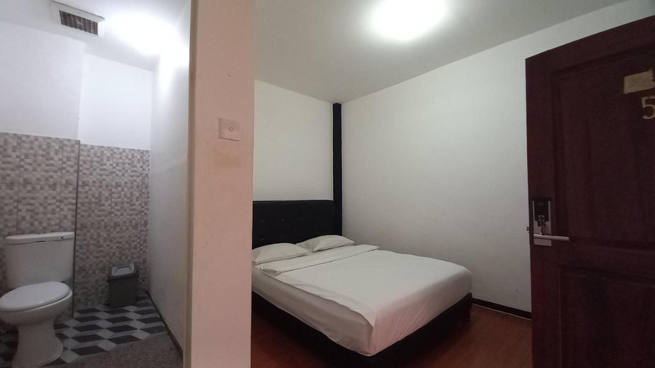 Dc Hotel & Hostel Labuan Bajo Kültér fotó